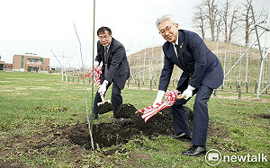 黃偉哲回訪弘前市長種下蘋果樹  祈願兩市情誼永固市民平安