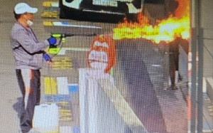 (影) 恐怖！疑精神病患用自製火焰噴射器點燃韓摩天大樓 超過10人死亡