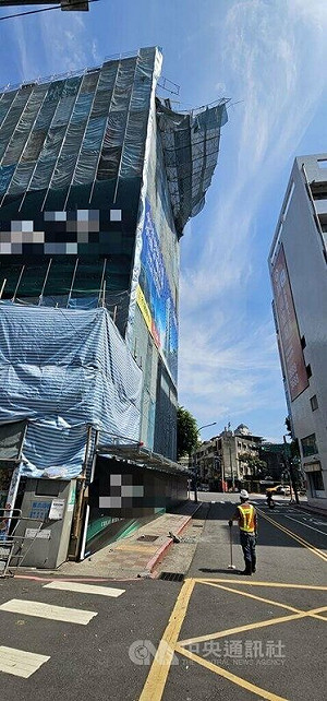 北市士林區建案鷹架掉落 砸損1車幸無人傷