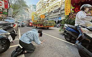 曾喊佛擋殺佛！徐巧芯跪拜媽祖「香根本沒點？」曹興誠：連媽祖都敢騙