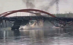 (影) 北京潮白河大橋突扭曲崩塌! 疑火災損害結構 民批 : 又是豆腐渣工程