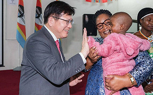 史瓦帝尼創業媽媽為兒取名「Taiwan」！ 林佳龍贈石虎抱枕相見歡　