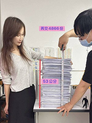 二階衝刺!黃瓊慧收「超狂厚度」1.1萬份連署  網讚爆:全台最強連署女神