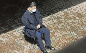 又Po習「孤身坐椅」圖! 李顯龍妻再轉發反習貼文 專家：透露「這玄機」....