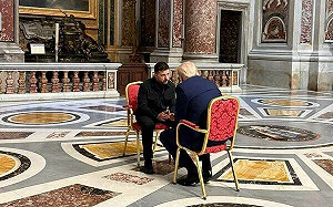 川普與澤倫斯基白宮爭吵後首見面 照片顯示兩人近距離對視