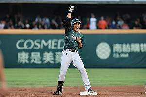 王柏融清壘二壘打助雄鷹搶勝：終於對球隊有貢獻