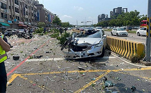 台中市沙鹿聯結車疑煞車失靈追撞停等紅燈21汽機車！ 9人受傷送醫