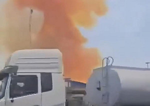 (影)伊朗港口大爆炸釀18死800傷  化學品管理失誤引災