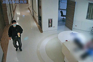 人夫毒妻詐保金1/婦人簡單痔瘡手術卻喪命 監視器揪出他手拿一物涉毒殺重嫌
