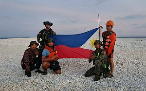 搶奪主權！菲律賓與中國爭相在南海沙洲掛國旗