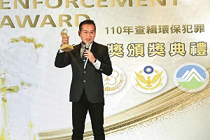 揭穿環境部淫狼2/熊抱強吻全都來 李健育伸狼爪還問:妳想當到什麼職位