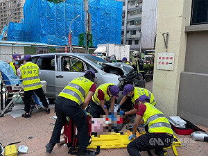 桃園八德區公所外汽車撞上2行人 命危搶救中