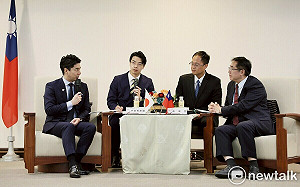 日本自民黨青年局長中曾根康隆拜會  黃偉哲贈台南越光米見證台日情誼