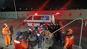 高雄漁船外籍漁工作業疑骨折  海巡急馳救援平安送醫