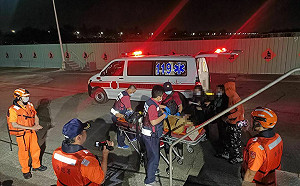 高雄漁船外籍漁工作業疑骨折  海巡急馳救援平安送醫