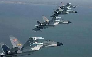 解放軍機搞危險「尾流戰法」! 故意從RC-135機頭掠過 殲-16強勢驅離美偵察機