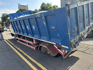 台中西區路面突現天坑  貨車輪陷駕駛驚嚇