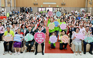 母親節前表揚「美力媽媽」  陳其邁：積極推動多元友善育兒措施 