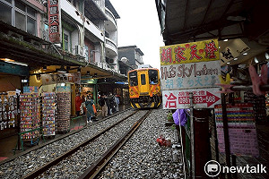 十分老街突發生火災!台鐵平溪線北上、南下延誤 14時恢復營運