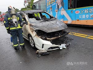 陽明山仰德大道火燒車意外無傷 警：已恢復通行