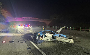 國3台南關廟段嚴重車禍 保時捷自撞「護欄插車」駕駛臟器外露慘死