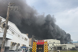 桃園工廠大火竄黑煙  現場存放油品搶救中