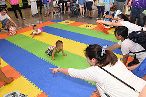 寶寶爬行賽超級萌  狀況百出笑聲不斷