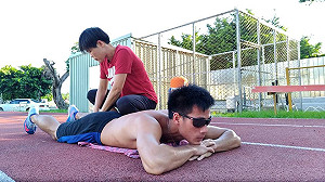 陪伴度過受傷低潮  楊俊瀚臉書謝物治師