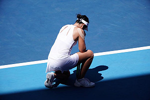 背上全是貼布！網球女單李亞軒含淚「銀」恨