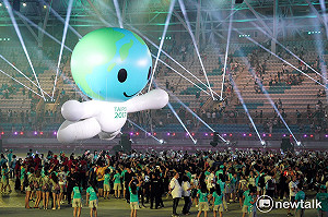 世大運閉幕 科技結合電音嗨翻全場