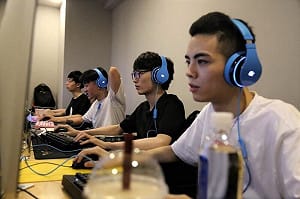 《英雄聯盟》中國決賽沒場地  戰隊全擠網咖拚團練