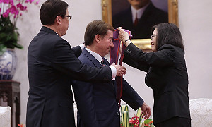 挺台美重量級眾議員羅伊斯  獲頒勳章