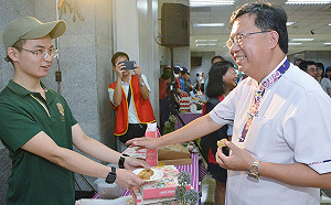 最佳代言人！鄭文燦促銷庇護工場中秋禮盒