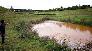 獅龍溪驚傳變紅！疑遭偷倒廢液環保局追查