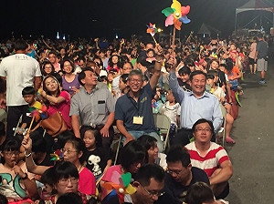 紙風車台南公園露天演出！王定宇陪孩子開心看戲