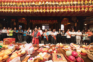 慶安宮中元普渡  林右昌感謝媽祖、老大公庇祐