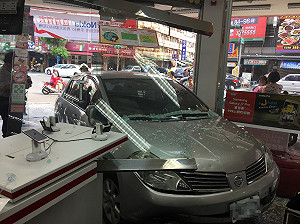 女駕駛恍神  衝進電信行門市昏迷送醫