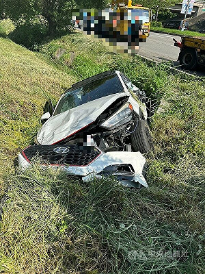 國1台中交流道轎車失控衝入邊坡 車上3人身體不適