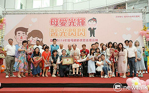慶祝母親節「母愛光輝 馨光閃閃」   黃偉哲表揚57位母親代表感謝付出