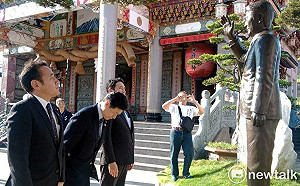 南下高雄向安倍銅像獻花  西村康稔珍惜台日友誼  
