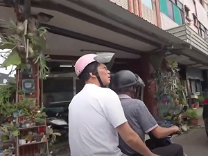 黃國昌坐機車闖紅燈、逆向反嗆「誰說我騎」林俊憲：蹭媽祖又出醜