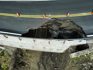 太平山遊樂園區聯外道路坍塌「深度逾10層樓」！林保署：5/9才開放通行