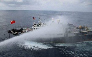 海巡艦水砲驅離陸侵東沙漁船 譴責休漁、盜採