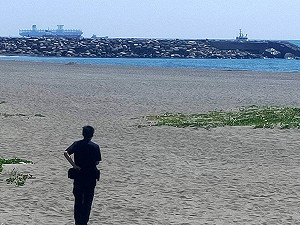 7旬翁高雄旗津釣魚疑落海 警消陸海空搜救
