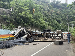 竹縣拖車受困 吊車搶救脫鉤釀翻覆