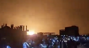 （影）整個天空燒紅了! 以軍20戰機奔襲胡塞 50導彈重挫港口、軍武