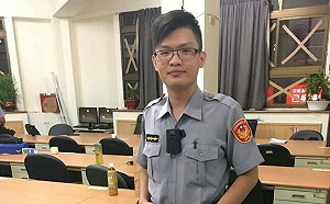 警局廁所裝針孔還闖同事家偷拍、持上百部兒少性影像！警遭訴免職