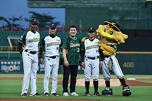 台鋼雄鷹邀前三商虎強打陳正中開球 林振賢接捕