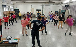 全國首部行動健身房巡迴車 深入高雄社區與長輩搏感情