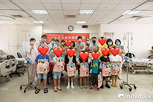 溫馨五月天溫暖伴病童  陳亭妃、陳怡珍、蔡旺詮成醫光點協會攜手獻愛